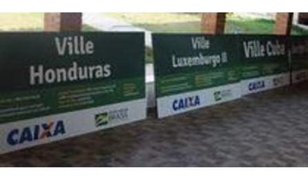 PLACA DE OBRA (PARA CONSTRUCAO CIVIL) EM CHAPA GALVANIZADA *N. 22*, ADESIVADA, DE *2,4 X 1,2* M (SEM POSTES PARA FIXACAO)