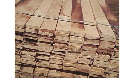 Foto do insumo SINAPI 4509 — SARRAFO *2,5 X 10* CM EM PINUS, MISTA OU EQUIVALENTE DA REGIAO - BRUTA