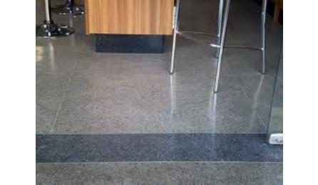 Foto do insumo SINAPI 10856 — SOLEIRA PRE-MOLDADA EM GRANILITE, MARMORITE OU GRANITINA, L = *15 CM